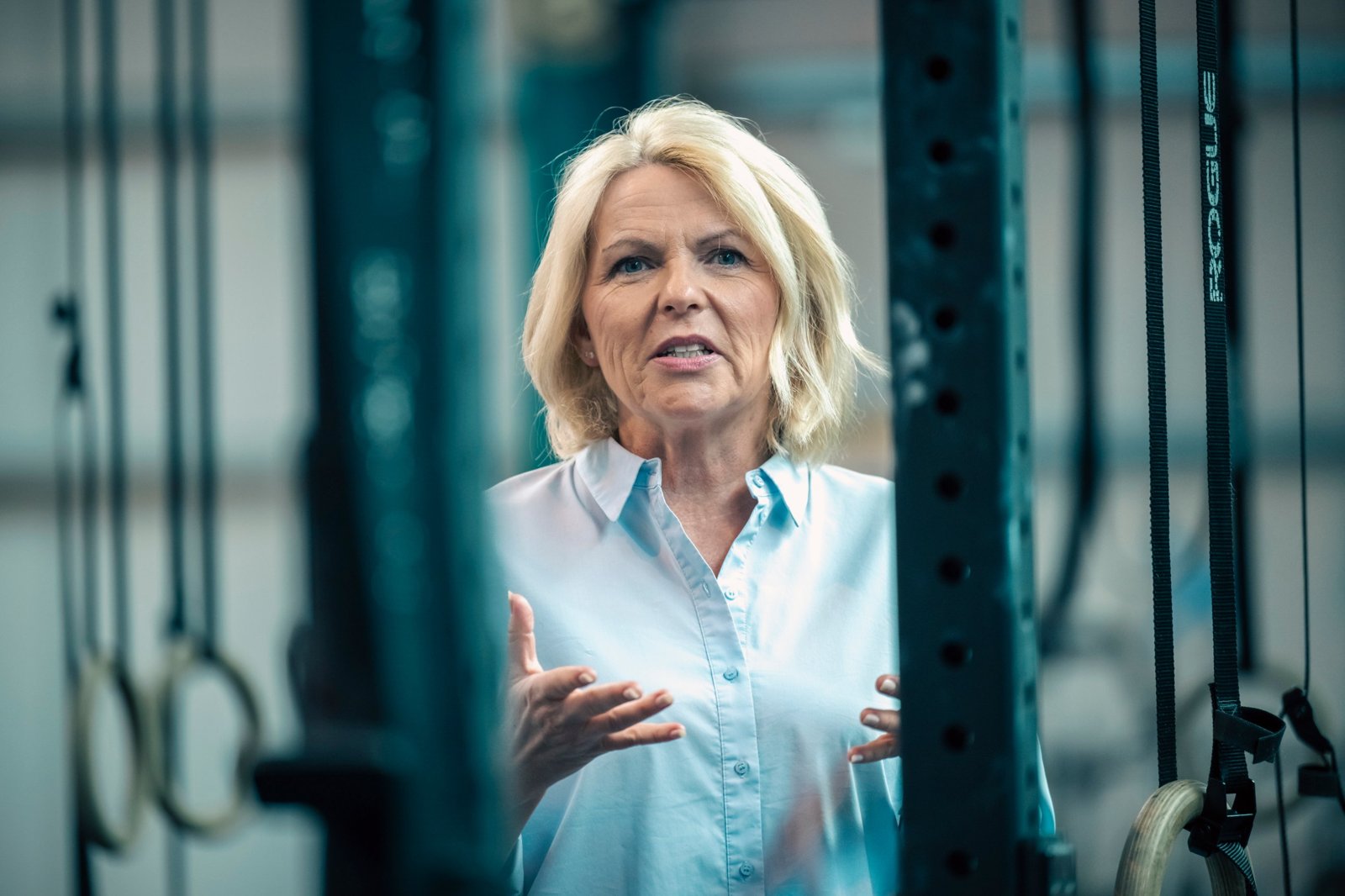 Anja Lorenz im Trainingsraum, im Sprechen mit offenen Händen