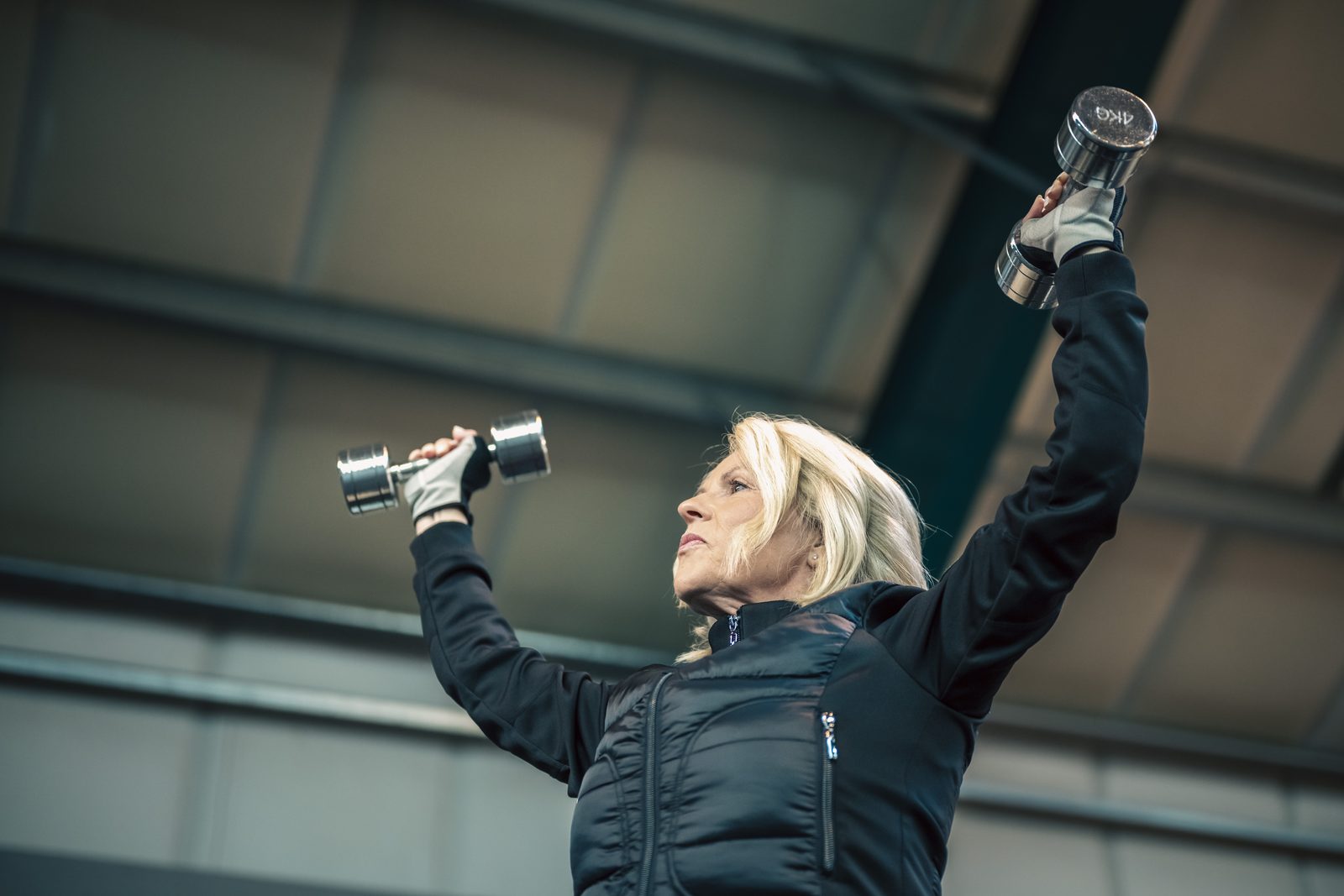 Anja Lorenz trainiert konzentriert mit zwei Kurzhanteln