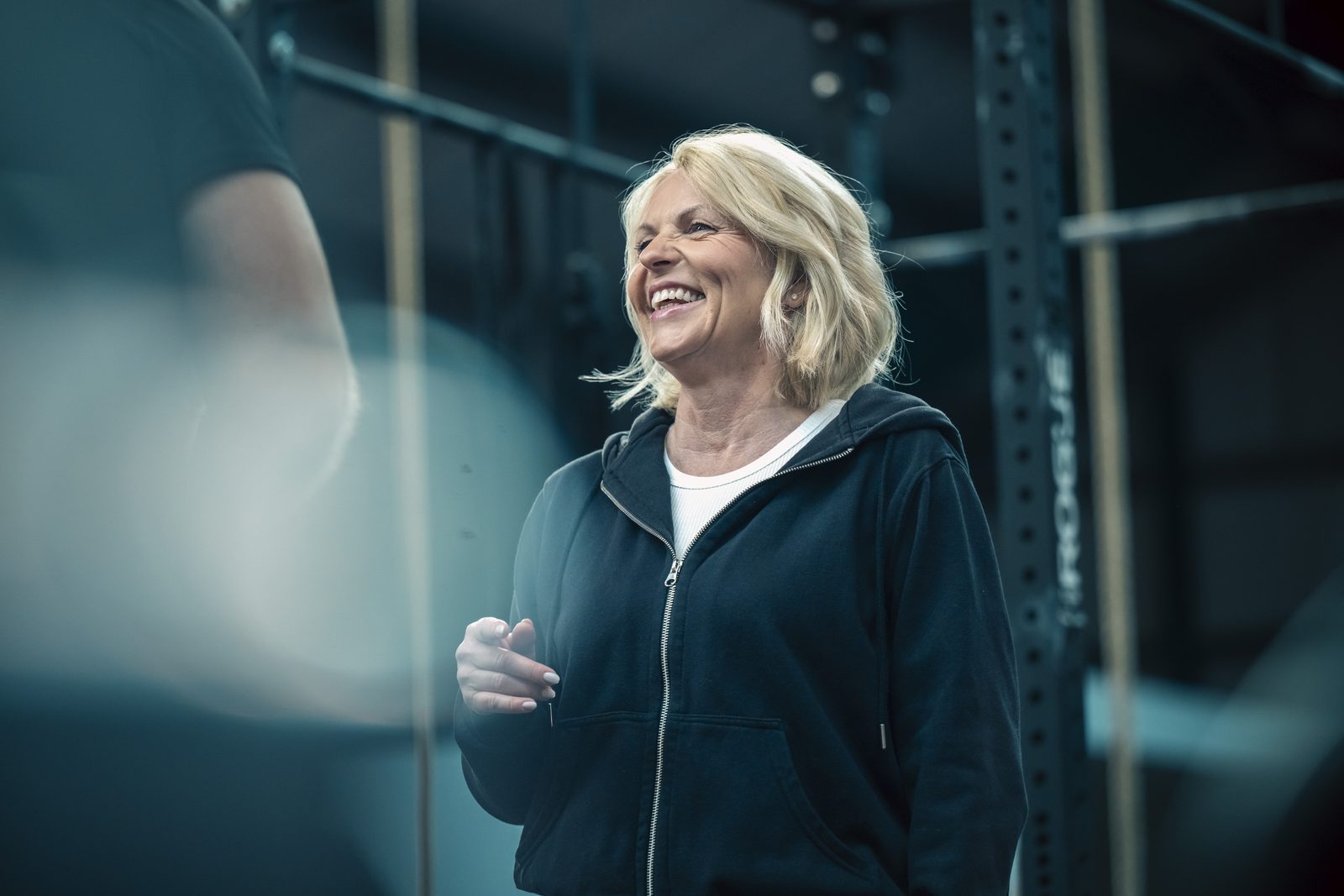 Anja Lorenz im Trainingsraum, lachend zur Seite blickend